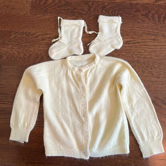 Vintage baby girl yellow cardigan sweater with matching knit booties - Picture 6 of 7